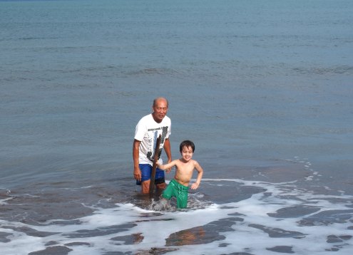 Kai dan Ompungnya, tidak pernah ada kesulitan komunikasi di antara mereka. Bersyukur sekali anak-anak bisa bahasa Indonesia