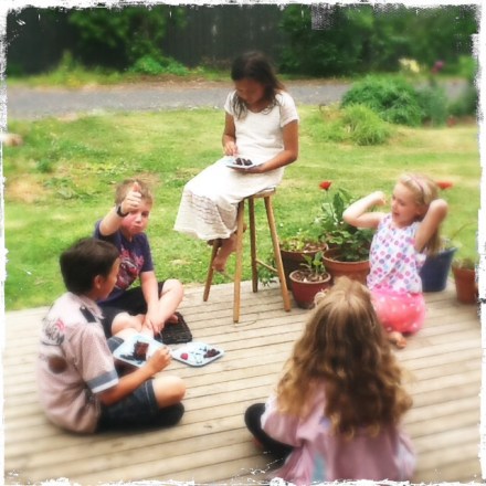 Bersama teman-teman saat berkumpul di rumah