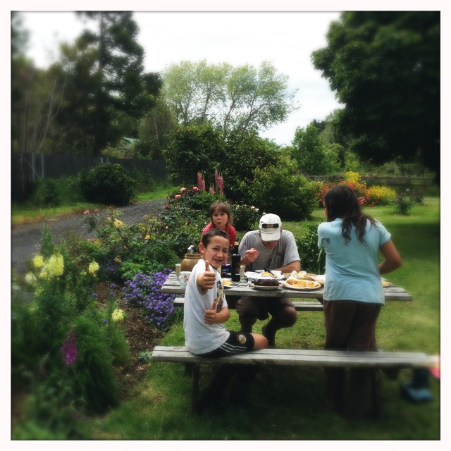 Menikmati summertime di taman rumah