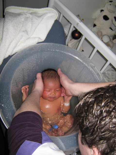 kraamzorg memperagakan cara mandiin baby adriaan