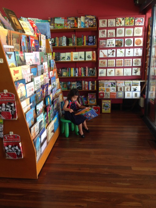 suburb dekat rumah namanya leederville, kita suka ke Oxford Street isinya jajaran toko dan berbagai tempat makan, salah satunya kita suka ke toko buku ini, bukunya lucu2 bgt