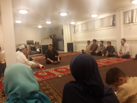 mendengarkan tausyiah sebelum berbuka