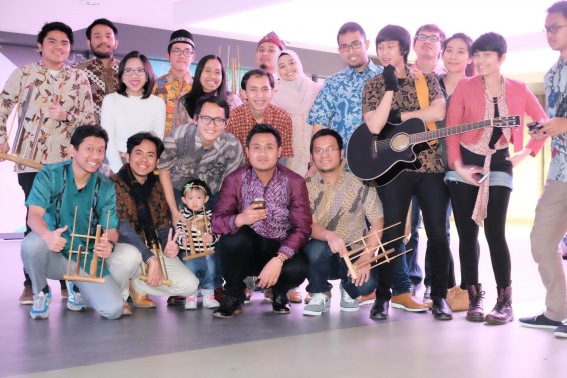 PPI Liverpool saat performance angklung