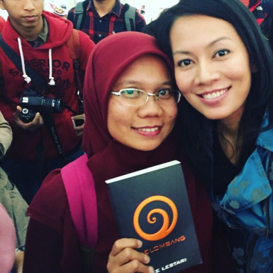 Foto 10 (Foto dengan Dee dan meminta tanda tangan didua bukunya, Gelomband dan Partikel)