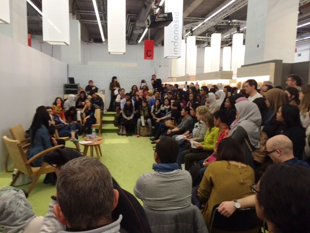 Foto 8 (Sesi Dewi Lestari dan Ika Natassa Penuh)