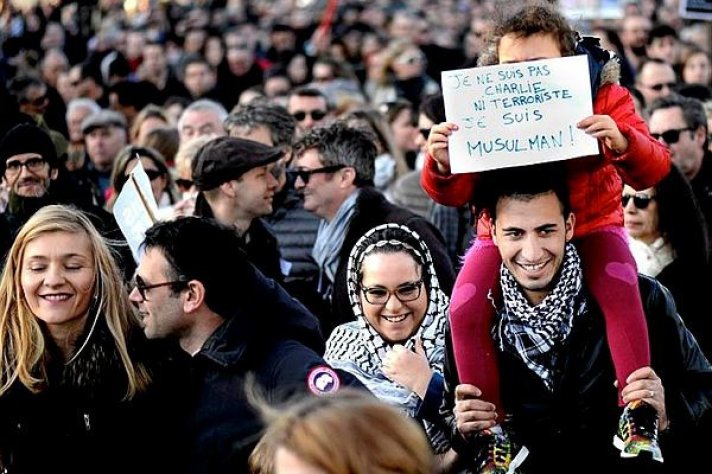 dans-le-flot-des-manifestants-un-message-divergeant-balaye_1260335_1200x800