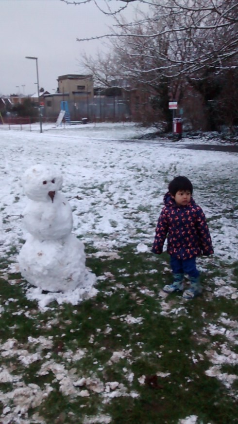 Foto 24. Alhamdulilah sempat membuat snowman dari salju yang tipis
