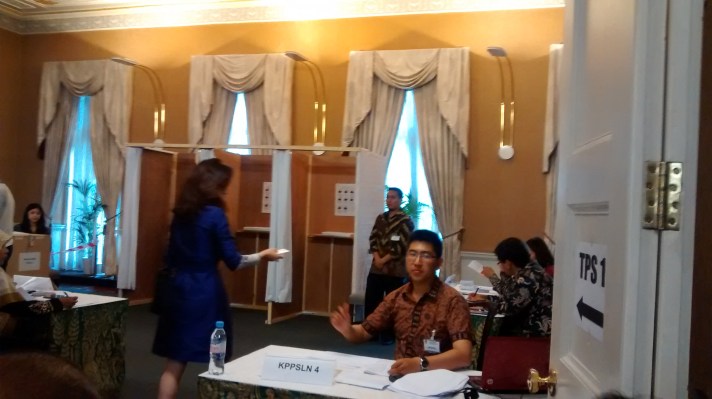 Foto 39a. Suasana pemilu langsung di KBRI LOndon
