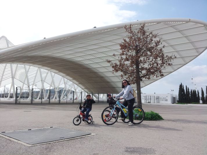 bermain sepeda di Stadion Olympiade OAKA