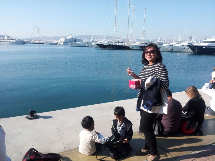 marina Flisvos di utara kota Athena, tempat hangout di tepi laut