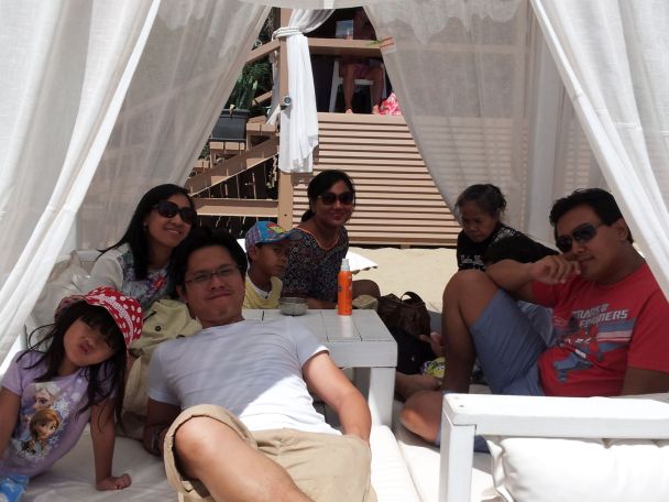 satu tenda sewa beramai-ramai di pantai