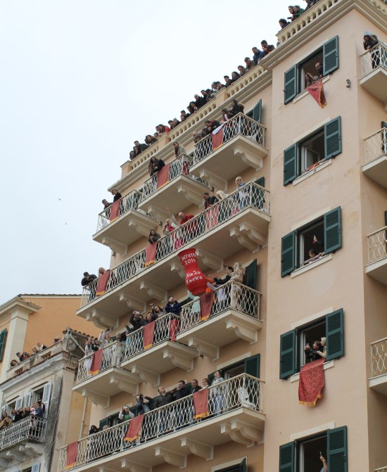 tradisi lempar guci di hari paskah (2)