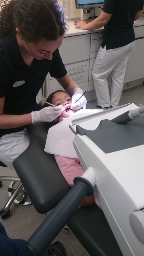 4) Pemeriksaan gigi usia tiga tahun