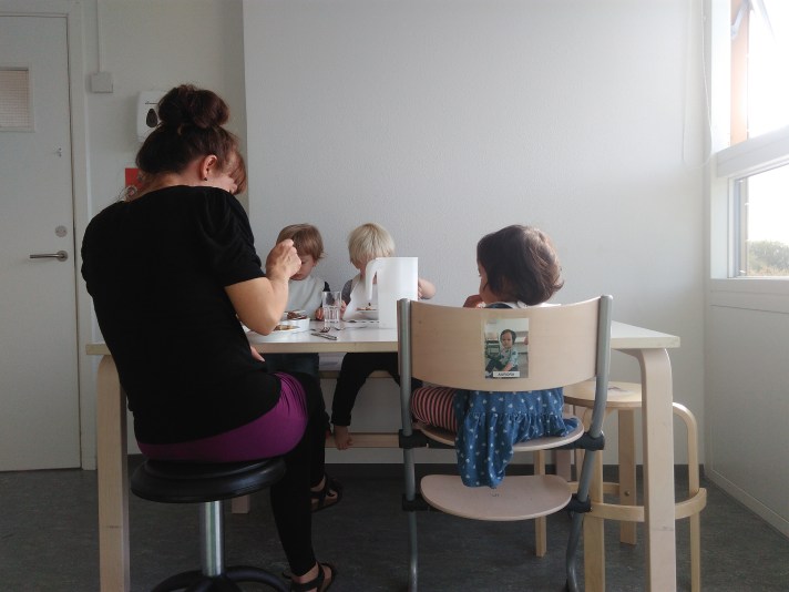 5) Makan siang bersama di vuggestue